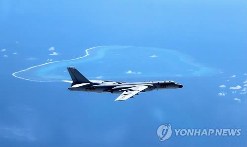 남중국해 섬과 암초 지역 비행하는 중국 폭격기 [AP=연합뉴스 자료 사진]