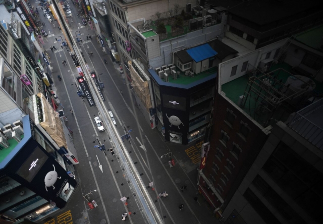 6일 오후 서울 중구 명동의 한 골목길이 오가는 사람이 없어 한적한 모습이다. 윤성호 기자