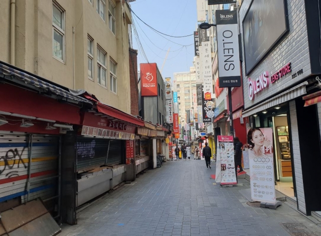 6일 서울 중구 명동의 한 골목길 가두 음식점들이 오후 2시가 넘은 시각에도 문을 열지 않았다. 정진영 기자
