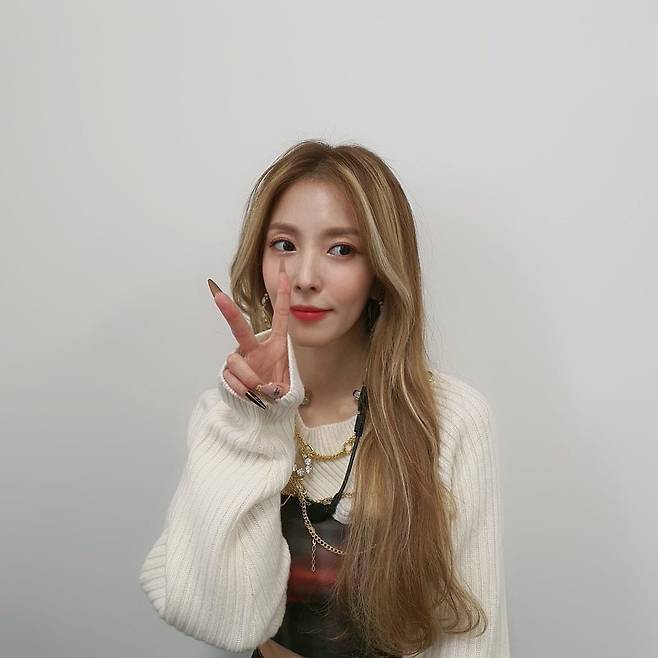 BOA, Ill give you more back to the love Ive received for 20 years.Singer BoA thanked his fans.On December 6, BoA wrote in a personal Instagram   account, Thank you for MAMA 2020 inspired Achievement!I will give you more love for 20 years #mama Thank you all so much for this award.You all are my motivation and the ones who continue to inspire me ~ Ill continue to give back the love you have given me for 20 years. In the photo, BoA is looking at the camera with a neat look and a V-shaped pose, especially the beautiful BoA.Yeji Lee