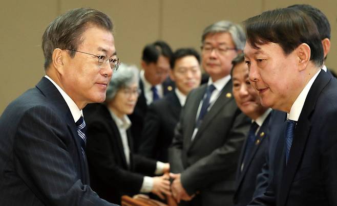  문재인 대통령이 2019년 11월8일 청와대 본관 집현실에서 열린 공정사회를 향한 반부패정책협의회에 참석해 윤석열 검찰총장과 인사를 나누고 있다. ⓒ뉴시스