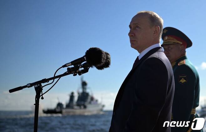 블라디미르 푸틴 러시아 대통령이 지난 7월26일(현지시간) 상트페테르부르크에서 열린 해군의 날 기념식에 참석해 러시아 해군에 극초음속 순항미사일과 핵 추진 수중 드론이 배치될 것이라고 밝히고 있다. © AFP=뉴스1 © News1 우동명 기자
