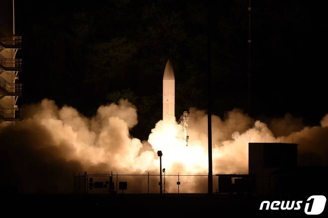 미 해군은 올해 3월19일 하와이 카우아이 미사일발사 시험장에서 '공동 극초음 활공체(C-HGB)' 시험 발사에 성공했다고 밝혔다. © AFP=뉴스1