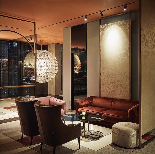 꽃송이 모양 600개로 구성된 대형 원형 크리스털 베니니 조명 등과 이탈리아 가구가 조화된 리아라운지
