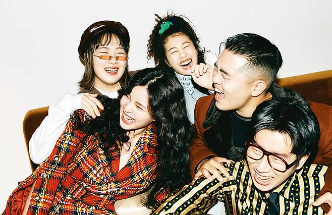 (왼쪽 위부터 시계 방향으로) 박문치 유니버스의 박문치, 루루, 기린, 준구, 라라. 박문치가 입은 베스트는 Clove. 화이트 티셔츠는 Stussy. 선글라스는 Stephane Christian. 모자는 스타일리스트 소장품. 루루가 입은 데님 재킷은 8 by Yoox. 레터링 톱은 Halominium. 스크런치는 Fruta. 기린이 입은 시어링 퍼 재킷은 Pairs shop. 스웨트셔츠는 스타일리스트 소장품. 준구가 입은 스트라이프 셔츠는 Versace by Yoox. 안경은 Viaplain. 넥타이는 Stussy. 라라가 입은 체크 재킷과 스커트는 모두 Chaenewyork.