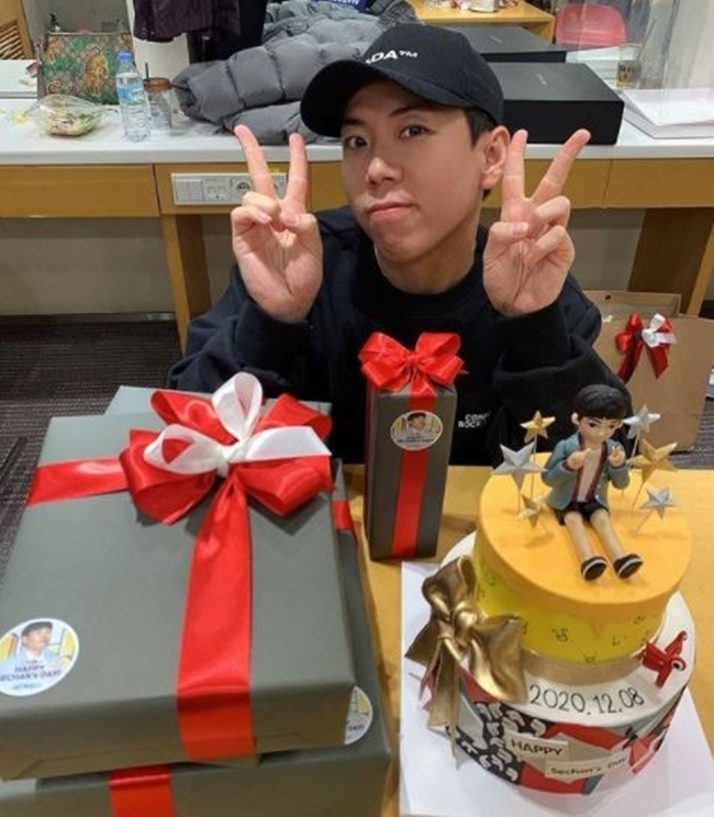 Yang Se-chan, Birthday Right Pleasure a full-blown experience Thank You All for Celebration.Comedian Yang Se-chan gave a full-blown experience of the Birthday Pleasure.Yang Se-chan posted on his personal instagram on December 8th, Thank you so much to everyone who has been celebrating Birthday # December 8 # Special City.The photo, which was released along with this, shows Yang Se-chan drawing a finger V in the waiting room.Yang Se-chan is smiling happily, surrounded by colorful Birthday cakes and various gifts from acquaintances and fans.On the other hand, Yang Se-chan will appear on the TVN eco-friendly survival variety It is okay to feel a little uncomfortable which will be broadcasted on the 13th.kim no-eul