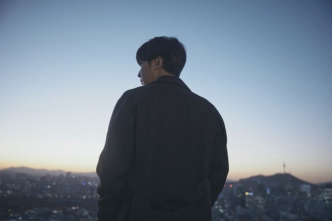 Singer Lee Seung-gi has revealed the concept cut of The PROJECT, the 7th collection of Regular, which has been uniquely screen-dominated.Lee Seung-gi releases his 7th Regular album THE PROJECT offline on December 10 at 6:00 p.m.  Lee Seung-gis return to the singer in five years, the Regal album THE PROJECT, includes a total of nine songs, including four new songs and five remastered songs, and attracts attention from Korean artists such as Yoon Jong-shin and brave brothers, Nell and epiton projects.The concept cut, which is included in the THE PROJECT, which captures the more mature lee Seung-gi, has been released to stimulate the public.  Lee Seung-gi in a black coat stands alone on a manless, empty street, trudging through the air staring into the air, creating a pathos.  Then, through a long, dark tunnel, Lee Seung-gi, looking back from time to time, is hungry for pathetic Emotions.  Moreover, lee Seung-gis eating and eating as he gazed at the city lights in the immediate dawn of dawn, when the red light of Asrai began to rise, revealed the sadness within.  The regular 7th album Concept Cut, which has a winter of gauntness and bleakness throughout, maximizes lee Seung-gis emotional side while amplifying the expectations of the more mature Lee Seung-gi-mark ballad.Best of all, the regular 7th album Concept Cut was inspired by the overall story of Nells song Boy, Walk the Road, written and written by Kim Jong-wan.  Boy, walk down the street, he said, Ive changed nothing.  Still tinged with what you dont know.  Im trying to walk my way, even if its difficult, lee Seung-gis candid inner story is an impressive tune.  As revealed by The True Emotions, which looks like a Lee Seung-gi diary, Concept Cut is a series of Motions-shifted storytelling that quietly walks out into the city after a dark night in ones own knowing world, leaving behind a series of Motions-shifted storytelling.Moreover, photographer Lee Seung-hee, who was responsible for filming Lee Seung-gis 7th collection Concept Cut, said, When I shoot Lee Seung-gis face up close, Im surprised that Ive had a face like this, and that it feels like a winter man in an excellent dark mood, but it also reveals a celestial figure with pure eyes like Boy.  Im looking forward to seeing what kind of face Im going to see.However, lee Seung-gis regular 7th title track,Ill Do Well full teaser video, which was released at 6:00 p.m. melon on June 6, is a hot topic.As we announced our comeback as a singer in five years, Lee Seung-gi was more than ever pleased with the album, he said, and wait for lee Seung-gis upgraded sensibility to go out to singer Lee Seung-gi like Ive never seen before.