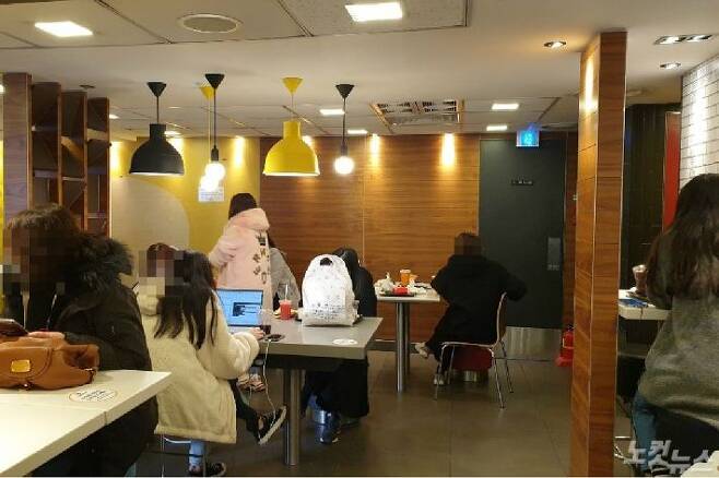 8일 오후 서울 신촌의 한 햄버거집에 사람들이 앉아있다. (사진=박하얀 기자)