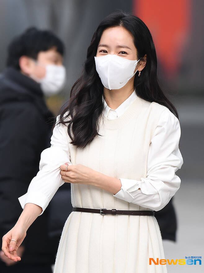 Actor Han Ji-min enters SBS Mokdong Building in Yangcheon-do, Seoul, for sbs powerFM Doo-si-extrusion Cultusho on the afternoon of December 10.