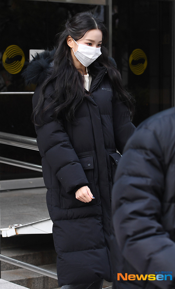 Girl group Izone Jang Won-young is leaving the broadcasting station after pre-recording the 2020 KBS Song Festival held at the KBS New Building in Yeouido-dong, Yeongdeungpo-gu, Seoul on the morning of December 10.