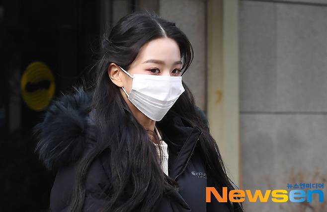 Girl group Izone Jang Won-young is leaving the broadcasting station after pre-recording the 2020 KBS Song Festival held at the KBS New Building in Yeouido-dong, Yeongdeungpo-gu, Seoul on the morning of December 10.