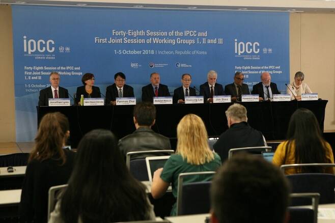 제48차 기후변화에 관한 정부간 협의체(IPCC)가 열린 인천 송도컨벤시아에서 2018년 10월8일 이회성 의장(가운데)이 ‘지구 온난화 1.5도 특별보고서’ 내용을 발표하고 있다. 기상청 제공