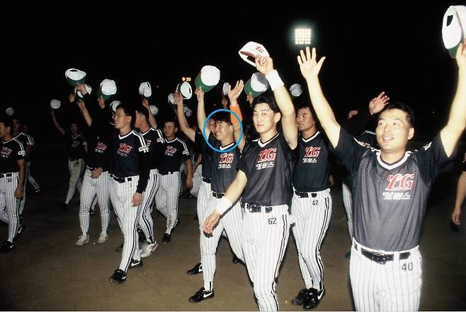 1994년 한국시리즈 우승 직후 LG 트윈스 선수들 모습. 파란 동그라미가 신인으로 맹활약을 보여준 류지현. LG 트윈스 제공