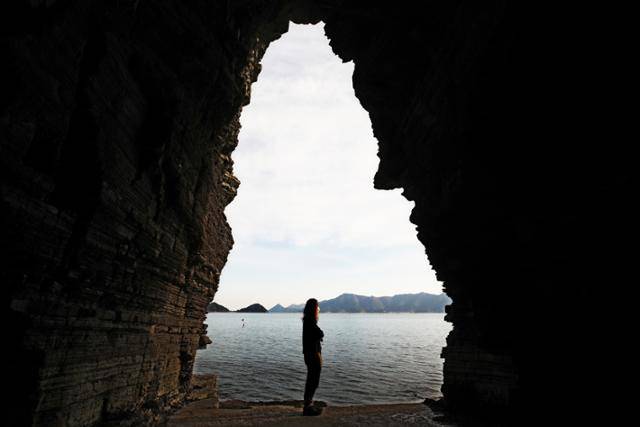 상족암 동굴은 고성에서 첫손가락에 꼽히는 인생사진 명소다. 일대는 세계 3대 공룡 발자국 화석지다. ⓒ박준규