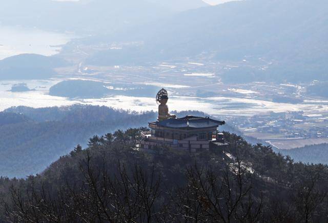 보현암 약사여래불 뒤로는 소담스런 어촌마을과 한려해상국립공원이 펼쳐진다. ⓒ박준규