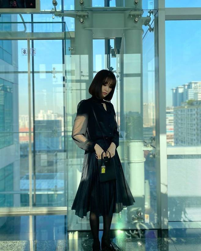 Park Ha-suns SBS PowerFM Park Ha-suns Cinetown off work road was unveiled.Actor Park Ha-sun wrote on his Instagram on December 11, Nose well pressed and off work! I posted a photo with the article.The photo is of Park Ha-sun working off after a live Radio broadcast.  The all-black dress also looks like a Perfect match.Park Ha-sun, meanwhile, is playing an outstanding performance over Radio, entertainment programs and dramas.