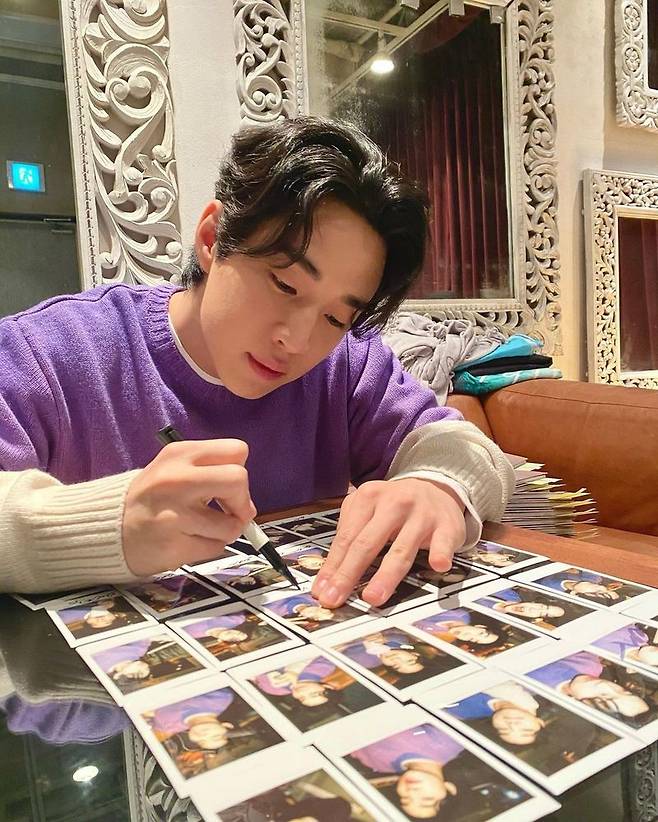 Henry Lau, sign and sign [SNScut] in surprise event for fans? Polaroid CorporationSinger Henry Lau has been on the latest occasion.Henry Lau posted a picture on his Instagram on December 11 with the comment work work.The photo shows Henry Lau signing each of his Polaroid Corporation photos filled with tables.Henry Lau, who focuses on the sign carefully, feels affection for fans.Meanwhile, Henry Lau released his third mini album JOURNEY on November 18th.Lee Su-min on the news