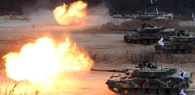경기 포천 다락대 훈련장에서 육군 6군단의 K1 전차가 가상의 적을 향해 화력시범을 보이고 있다.서울신문 DB