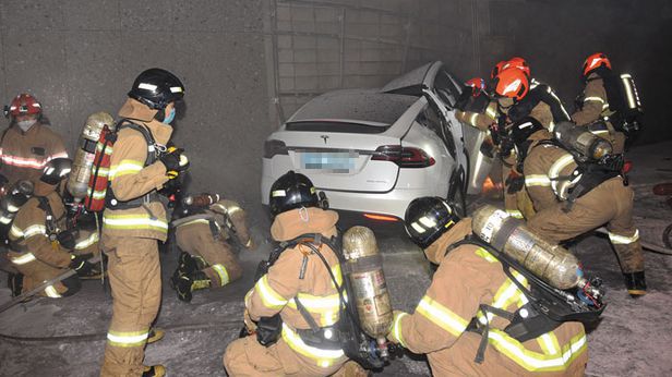 12월9일 서울 용산구의 한 아파트 지하주차장에서 벽면에 충돌한 뒤 화재가 발생한 테슬라 차량. 이 사고로 조수석에 타고 있던 차주 윤아무개(60)씨가 사망했다. ⓒ 용산소방서 제공