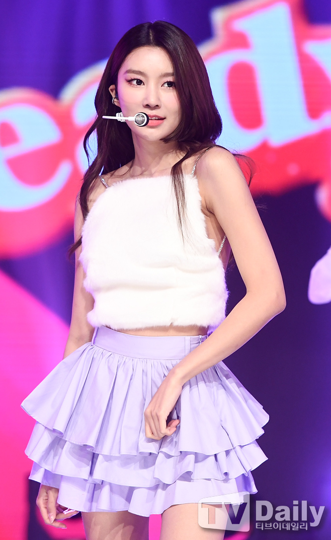 Momoland Lee Hye-bin pretty good-lookingSinger Momoland Lee Hye-bin performed a wonderful stage on the 445th stage of Arirang TV Simply Kpop (planned by Kim Hyun-young) which was broadcast on Arirang TV World Channel on the 11th.Group Momoland (/MOOLAND Lee Hye-bin JooE Nancy Ain Nayun Jane) is presenting the stage for Ready or Not.On the other hand, the broadcast, which appeared in Enhage, Momoland, Berry Good, An Ye Eun, Da Hye, 2Z, AREAL, NTX, and BXK, was pre-recorded at Ilsan Light Maru Studio on November 30th.