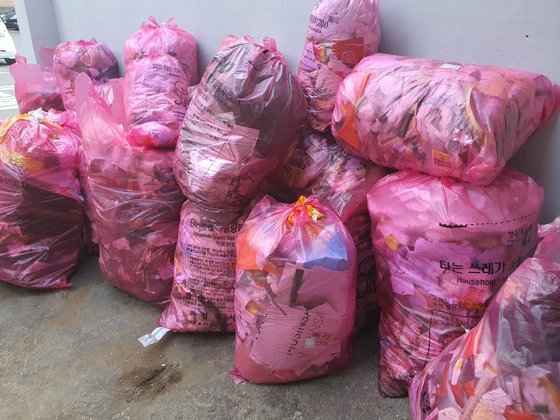 충북 청주시 상당구의 한 건물에 쓰레기종량제 봉투에 담긴 쓰레기가 쌓여있다. 최종권 기자