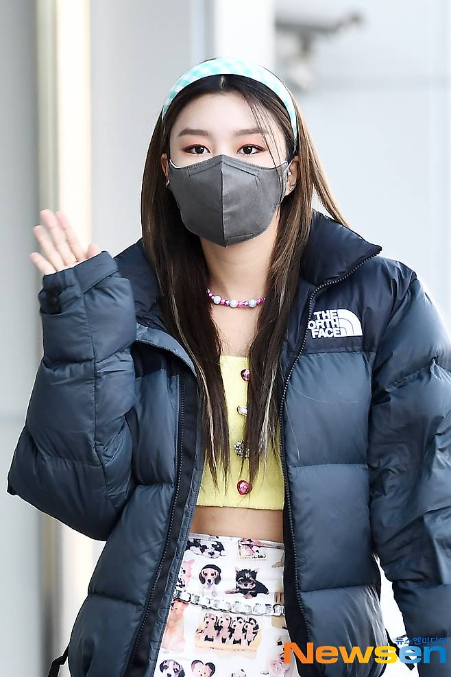 Momoland Lee Hye-bin strong eye make-upMomoland (MOMOLAND) members Lee Hye-bin, Jane the Virgin, Nayun, JooE, Ain and Nancy held at MBC Sangam in Sangam-dong, Mapo-gu, Seoul on the afternoon of December 12th.I attended the live music-centered schedule.Momoland (MOMOLAND) member Lee Hye-bin is on his way to work.exponential earthquake