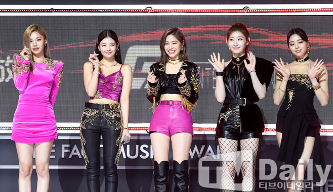 TD Photo] ITZY Gorgeous CostumeThe group ITZY attended the 2020 TMA Red Carpet event.BTS, Super Junior, New East, GOT7 (God Seven), Monster X, Seventeen, Gang Daniel, Twice, Mamamu, (girl) children, ITZY (ITZY), Stray Kids, Tomorrow By Together, ATIS, KK, Many artists who have shone K-pop, including Rabbitty, Weekly, The Boys, Eyes One, Jesse, ENHYPEN (Enhyphen) will appear.