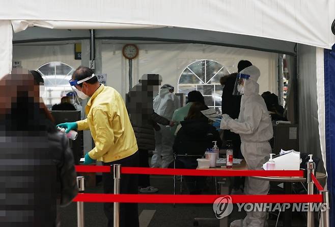 붐비는 강남구 선별진료소 (서울=연합뉴스) 신준희 기자 = 11일 강남구 보건소 선별진료소를 찾은 시민들이 코로나19 검사를 위해 기다리고 있다. 2020.12.11 hama@yna.co.kr