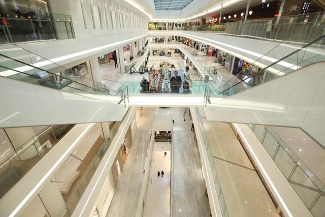 코로나19 신규확진자가 1,000명을 넘은 13일 서울 시내의 한 대형 쇼핑몰이 한산한 모습을 보이고 있다. 연합뉴스