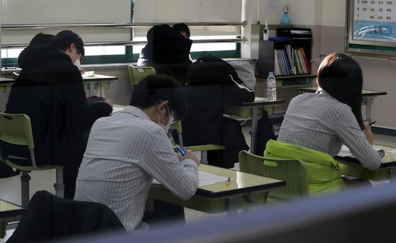 8일 오전 서울 영등포구 선유고등학교에서 3학년 학생들이 기말고사 시험을 보고 있다. 뉴스1