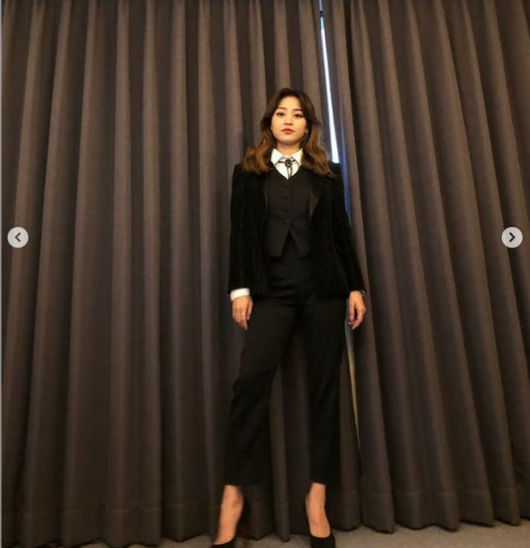  Group TWOS JIHYO revealed its curvy figure.JIHYO POSTED A PHOTO ON TWOCES OFFICIAL SNS ON 13 JUNE WEARING A BLACK COSTUME WITH THE WORDS ONES EYES OUT.In the photo, JIHYO looked elegant in colorful makeup and a neat black suit.  JIHYOS ALLOLY EXPRESSION IS ALSO ATTRACTIVE.ON OCTOBER 26, ALICE, JIHYOS SECOND REGULAR ALBUM, EYES WIDE OPEN,
