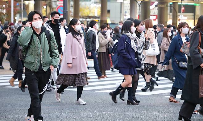 지난 12일 도쿄 시민들이 마스크를 쓴 채 거리를 걷고 있다. 신화연합뉴스