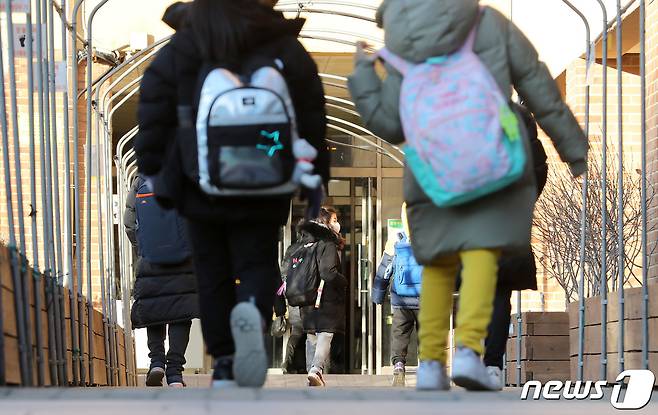 14일 서울의 한 초등학교에서 학생들이 올해 마지막 등교를 하고 있다. 2020.12.14/뉴스1 © News1 이성철 기자