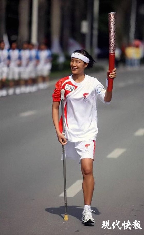 지난 2008년 베이징 올림픽 성화 봉송 때 지팡이를 들고 주자로 나선 구이위나의 얼굴엔 자신감이 넘친다. [중국 현대쾌보망 캡처]