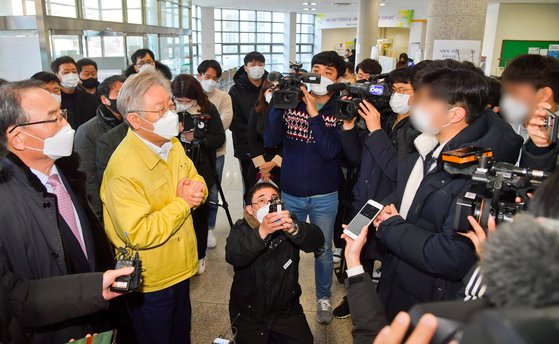 이재명 경기도지사(왼쪽 둘째)가 14일 경기도 수원 경기대를 방문해 학생들과 이야기하고 있다. 연합뉴스