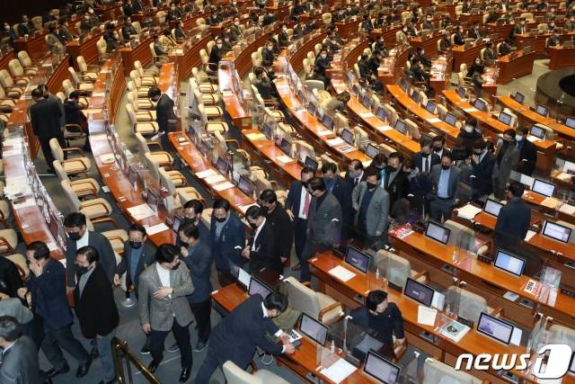 국민의힘 의원들이 지난 13일 오후 국회에서 열린 본회의에서 국정원법 개정안에 대한 무제한 토론(필리버스터) 종결 찬반 투표를 앞두고 본회의장을 나서고 있다. /사진=뉴스1.