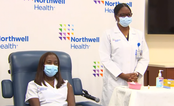 [사진=미국 내에서 화이자 코로나19 백신을 처음으로 접종 받은 산드라 린제이(왼쪽)과 주사를 주입한 미셸 체스터 박사. NBC New York Youtube]