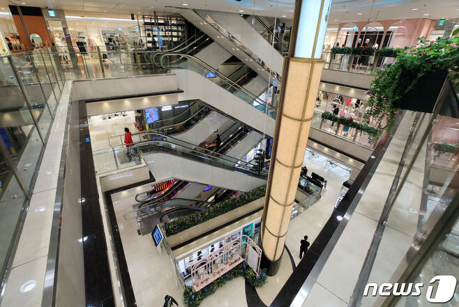 서울 명동의 한 백화점이 한산하다.  020.4.23/뉴스1 © News1 구윤성 기자