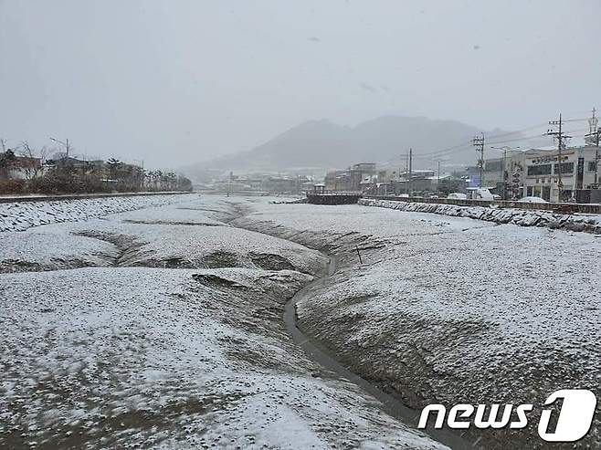 이틀째 많은 눈이 내린 전남 영광군 법성포구는 한폭의 수묵화를 연상케 했다. 15일 오전 7시 기준 영광군의 적설량은 14.6㎝를 기록 중이다.(영광군 제공)2020.12.15 /뉴스1 © News1