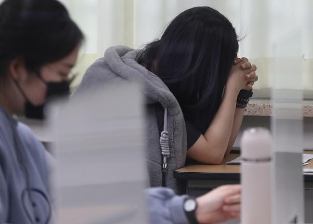 2021학년도 대학수학능력시험일인 3일 오전 서울 서초구 반포고등학교에서 한 수험생이 기도를 하고 있다. 뉴스1
