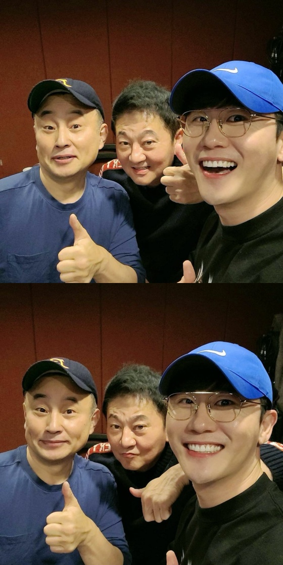 Young Tak, Park Jun-gyu X Seo Seung-man new song The Chorus participation ...The Man of the Righteousness [StarIN]Singer Young Tak boasted a warm hearted loyalty by certifying his participation in the Park Jun-gyu - Seo Seung-man new song The Chorus.Young Tak wrote on his Instagram on the 15th, The Pakser Brothers - I dont know, a collaboration of respectable seniors.Why are you coming out of there? I would like to express my sincere gratitude to my seniors who have helped me in Music Video. Young Tak in the photo is taking pictures with Park Jun-gyu and Seang-man, feeling intimacy in the relaxed look and natural skinship of the three.In particular, Young Tak attracted fans attention with his cap cap and glasses while showing off his comfort.Singer Park Koo-yoon, who saw this, admired The man of the righteousness. Park Young Tak, too.On the other hand, Young Tak has been loved by many people appearing in TV Chosun entertainment programs Colcenta of Love and Pongsu A School.