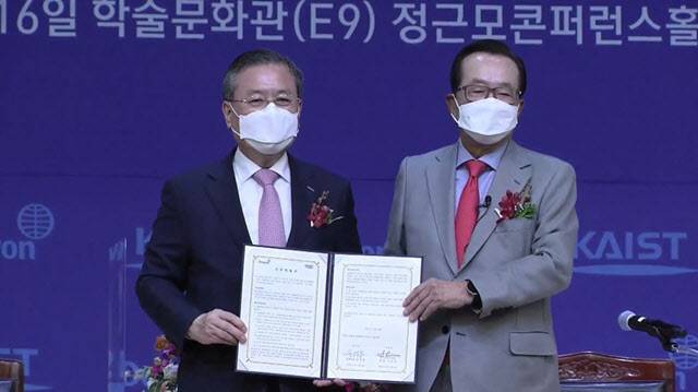 김재철 동원그룹 명예회장(오른쪽)이 KAIST에 500억원을 기부했다.(사진=유튜브 중계화면)