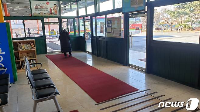지역 내 대규모 집단 감염 발발로 사회적 거리두기가 2.5단계로 격상된 15일 오후 전북 김제시 종합버스터미널 대합실에 승객 1명이 버스를 기다리고 있다.2020.12.15 /© 뉴스1