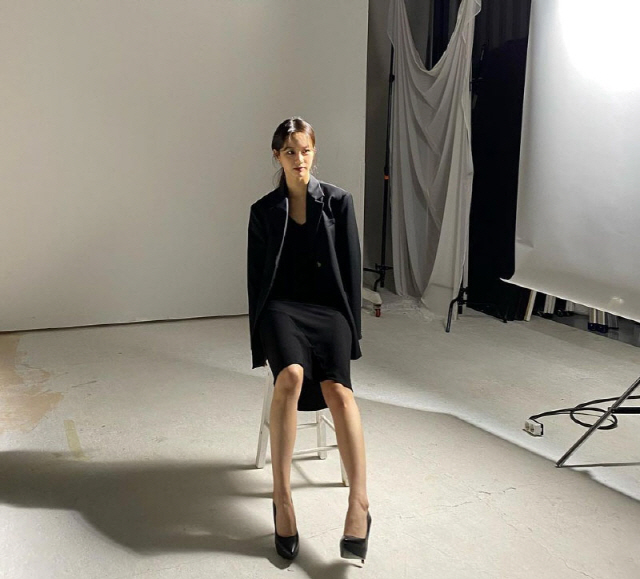 Ryu Jun-yeol Hyeri, Bill Viola: The Face Size Just Before Passing +167cm Sitting, Perfect Ratio [insta]Hyeri shared her routine on her Instagram page on Wednesday.Inside the picture is a picture of Hyeri, who is shooting. Hyeri, who is showing chic fashion in all black.At this time Hyeri was attracted by the fact that he was proud of the perfect proportion even when he sat down with a small face size.Here, even the beautiful looks shining from afar added to the admiration of the viewers.Meanwhile, Hyeri recently confirmed the appearance of TVNs new drama Gang Falling Together, which is scheduled to be broadcast in the first half of 2021.