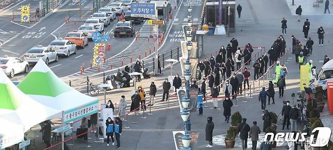 (서울=뉴스1) 임세영 기자 = 15일 서울역 광장에 설치된 임시선별검사소를 찾은 시민들이 신종코로나 바이러스 감염증(코로나19) 검사를 받기 위해 줄지어 대기하고 있다. 정부는 지난 14일부터 다음 달 3일까지 3주간을 ‘집중 검사 기간’으로 정하고, 수도권 150곳에 설치된 임시 선별진료소를 통해 무료 검사를 시행한다. 임시 선별진료소는 서울역과 용산역, 대학가 등에 설치하며 평일·주말 구분 없이 오전 9시부터 오후 6시까지 운영된다. 2020.12.15/뉴스1
