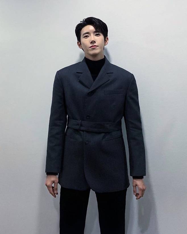 Hwang Kwanghee, an all-black suit, also has a refreshing digestion piece itself [SNScut]Hwang Kwanghee, a child of the group empire, showed off her warm beauty.Hwang Kwanghee posted a picture on his instagram on December 16 without any comment.In the open photo, Hwang Kwanghee is staring at the front with an all-black suit and a piece-like figure.The more physical the physical, the more beautiful the beauty, and the woman shot.Meanwhile, Hwang Kwanghee is appearing on MBN Long Lives.Lee Su-min on the news