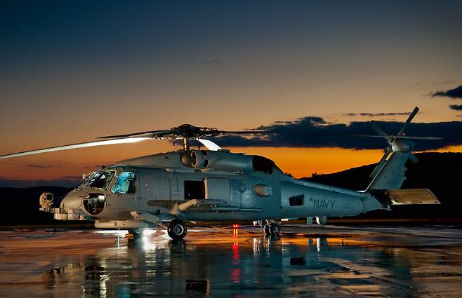 MH-60R은 미 해군을 포함해 호주와 덴마크가 사용하고 있으며, 현존하는 해상작전헬기 가운데 가장 많은 300여대의 양산대수를 자랑한다. 사진=미 록히드마틴사