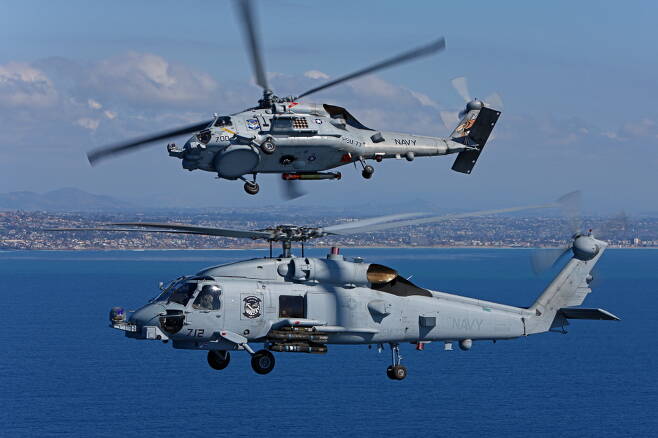 MH-60R은 최대 시속 330여km으로 비행할 수 있으며 자체 연료 탱크와 외부 보조연료 탱크를 사용하면 약 4시간 운용이 가능한 장거리 작전 능력을 보유하고 있다. 사진=미 록히드마틴사