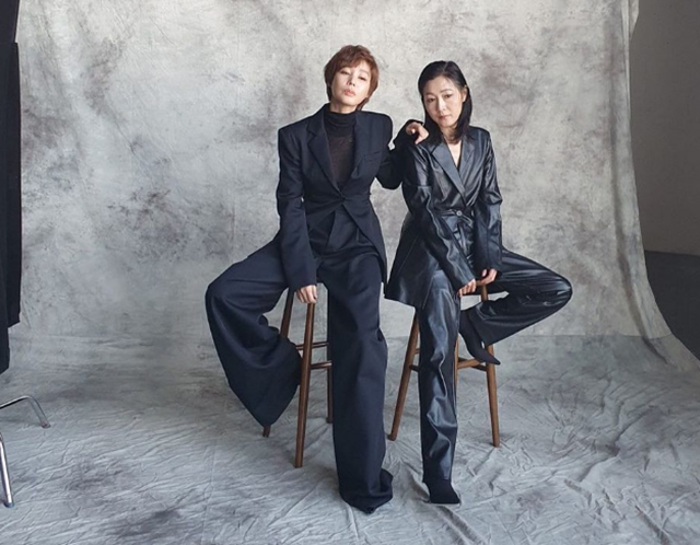 Kim Sung-ryung, best friend Bang Eun-hee and photo shoot...Girl crush ExplosionActor Kim Sung-ryung released a scene where he shot a picture with his best Actor, Bang Eun-hee.Kim Sung-ryung posted a picture on his instagram on the 15th with an article entitled #theNEIGHBOR Eun Hee-rang ~ # Pleasure upup two actresses look forward to the January issue.The photo shows Kim Sung-ryung and Bang Eun-hee dressed in suits, while Kim Sung-ryung and Bang Eun-hee sit side by side in chairs to create a girl crush atmosphere and show off other pictures.The two Actors boast a force that seems to have to enter the group refund expedition right now.In Kim Sung-ryungs post, Bang Eun-hee commented, Lets take another picture in my 60s. I love you.The netizens responded such as Actresses Force, It is very close, I like it so much, it looks good.On the other hand, Kim Sung-ryung is showing off his sense of feeling in the TVN entertainment program I am alive.Photo Kim Seong-ryong SNS