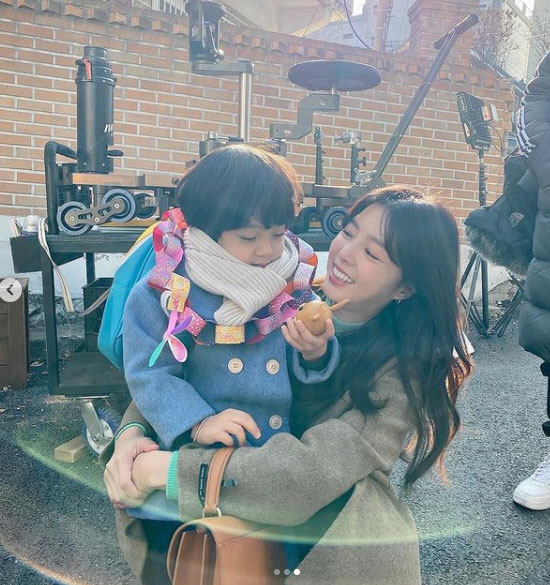 Former Kim Tae-hee daughter  current Hyun-kyung Uhm son ..Hyun-kyung Uhm Woojin is lovelyOn the 17th, Hyun-kyung Uhm posted a picture on his instagram with an article entitled Our Woojin is so cute and lovely to sit on my lap when my legs are sick during shooting.The photo shows the image of Hyun-kyung Uhm and Seo Woo Jin in the filming scene.Seo Woo Jin is smiling broadly as he sits on the knee of the Hyun-kyung Uhm.In the adorable Seo Woo Jin, Hyun-kyung Uhm is sticking out his lips to kiss.Especially, the two of them reveal the friendly hats outside the drama and give a warm heart.Meanwhile, Hyon-kyong Um is appearing with Seo Woo Jin on KBS2 Drama Secret Man which is currently on air.